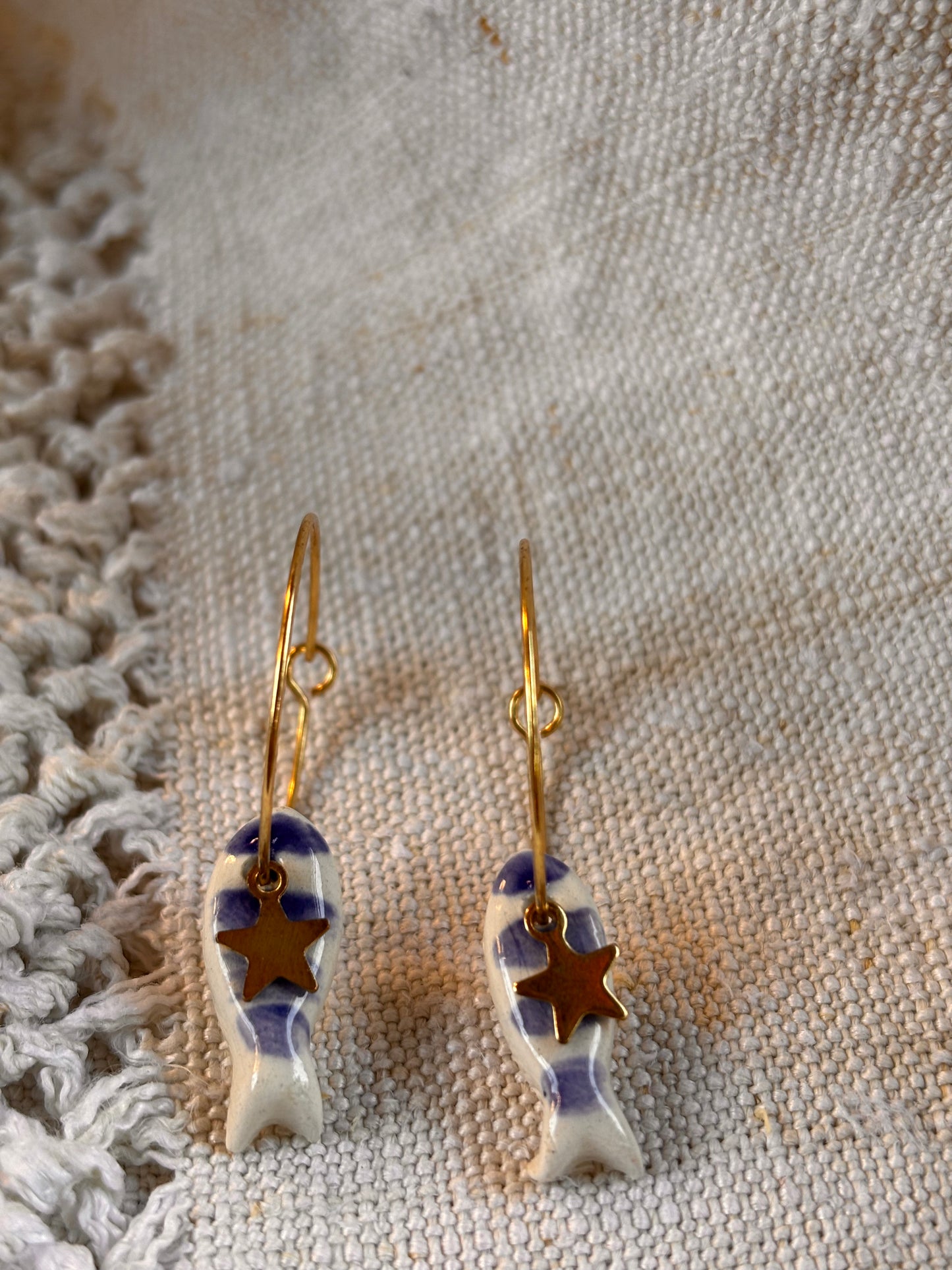 Orecchini Pesci Cerchio in Ottone Oro Anallergico con Charm Stellina in Ceramica
